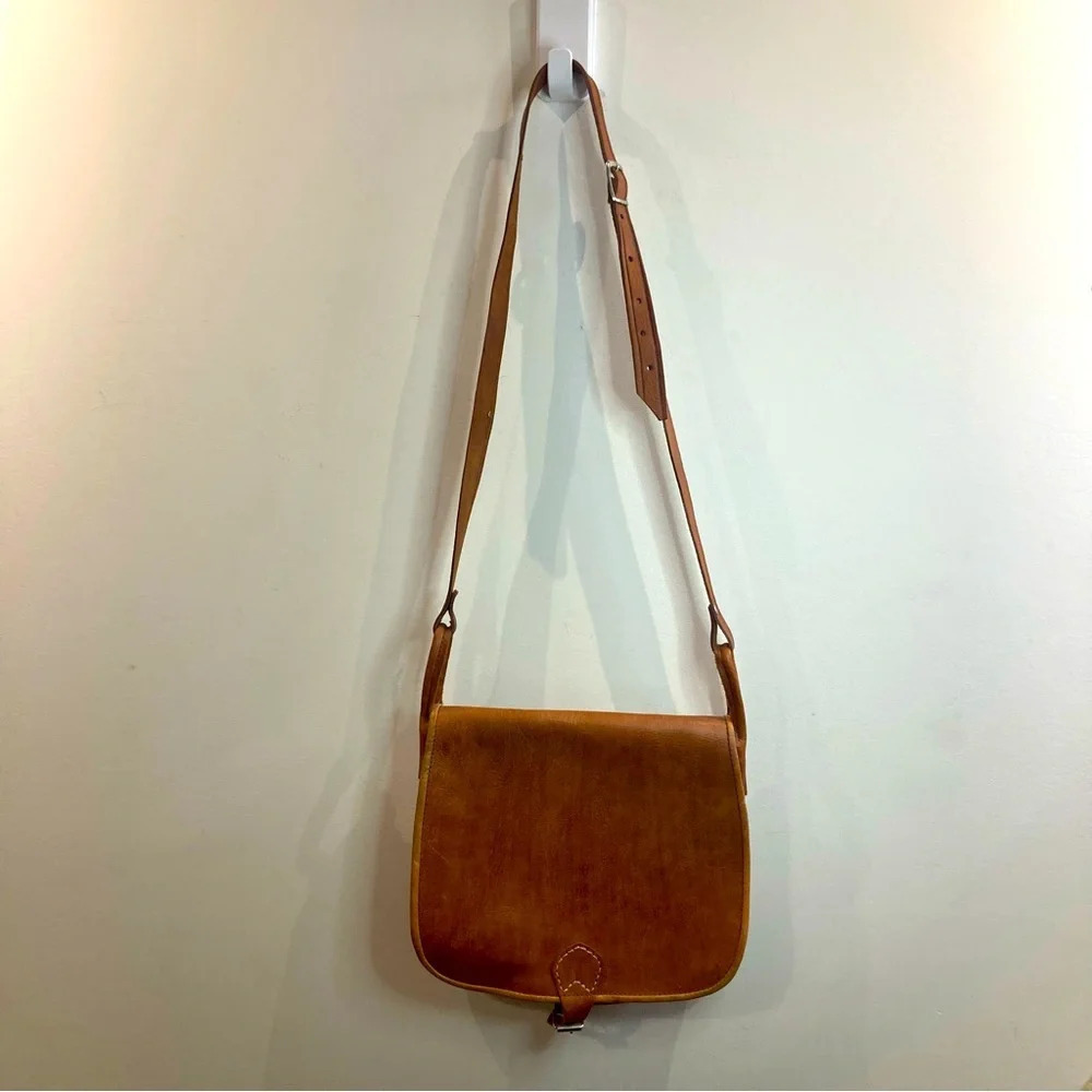 SADDLE Shaped Hand Crafted Leather  Adjustable Strap Buckle Closure Purse Bag